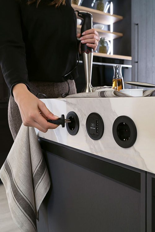 detalle de cocina, enchufes en la encimera
